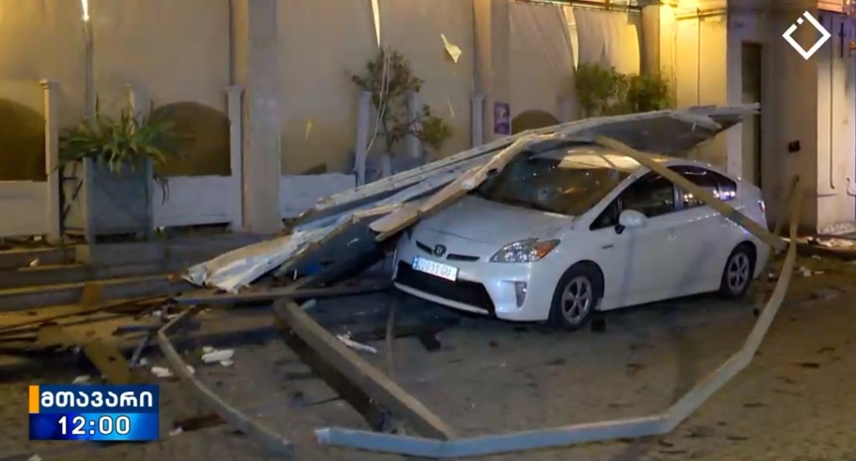 Автомобиль, на который во время урагана упали конструкции. Батуми, 11 мая  2025 года. Кадр телесюжета "Аджара ТВ" https://www.ajaratv.ge/article/150364