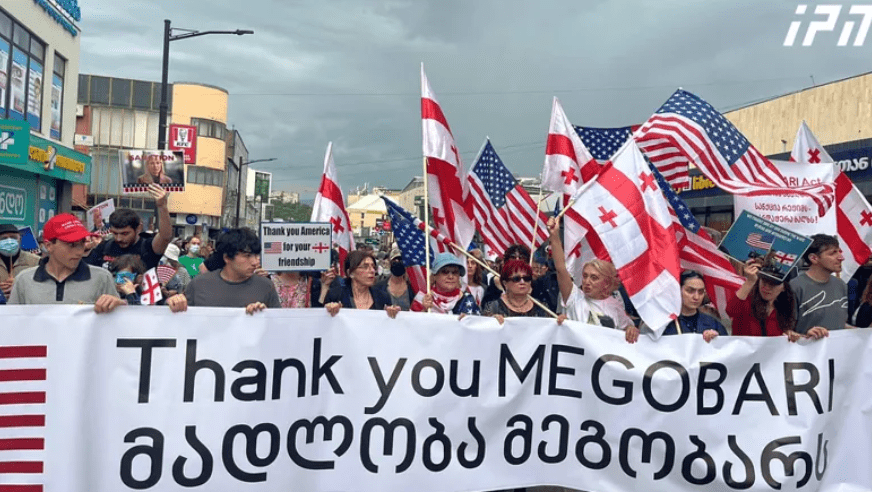 Марш в Тбилиси. Скриншот фото "Интерпрессньюс" от 11.05.25, https://www.interpressnews.ge/ru/article/168396-v-tbilisi-k-posolstvu-ssha-prokhodit-shestvie-spasibo-drugu