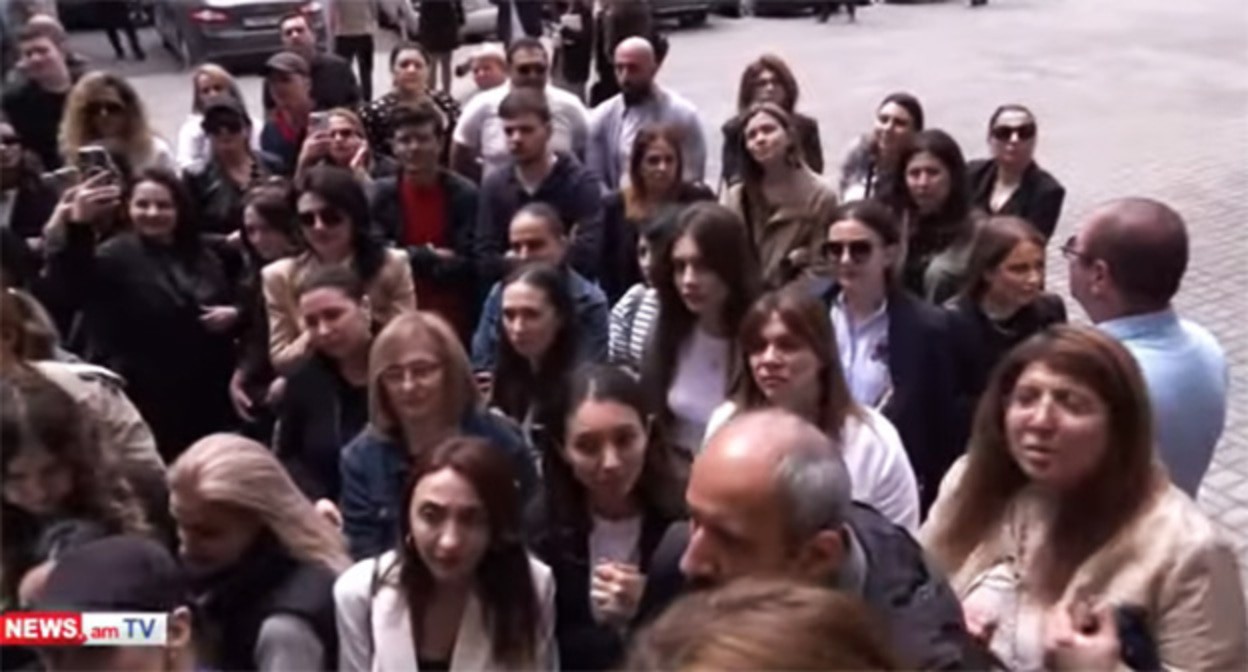 Акция протеста родителей учеников. 12 мая 2025 г. Скриншот видео https://news.am/rus/news/882167.html