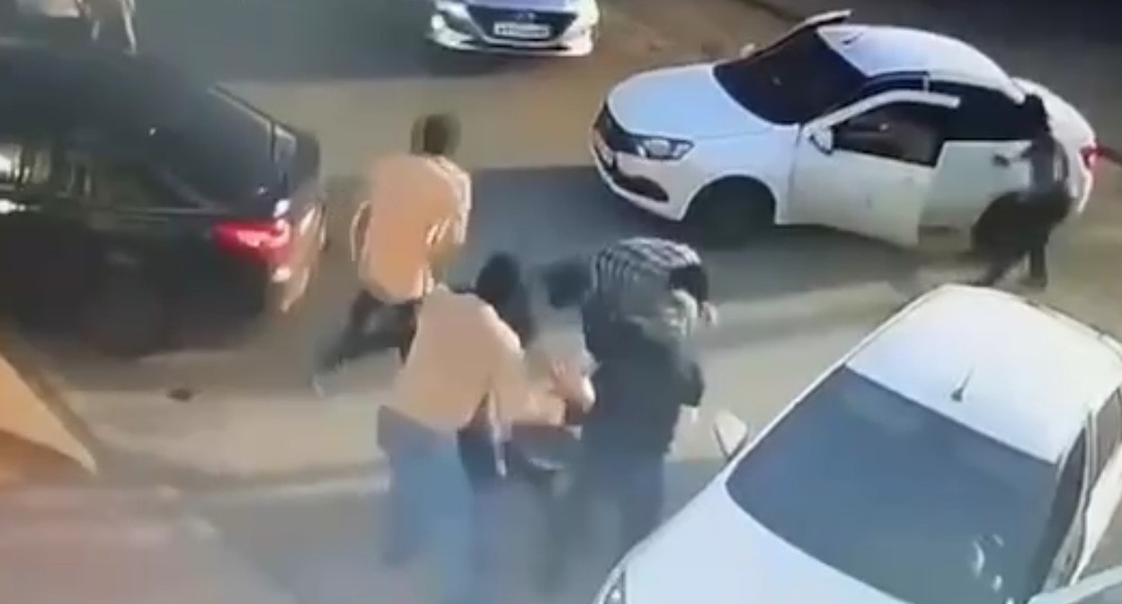 Кадр записи с камеры видеонаблюдения, зафиксировавшей момент похищения жителя Яндаре / Telegram-канал "Фортанга"