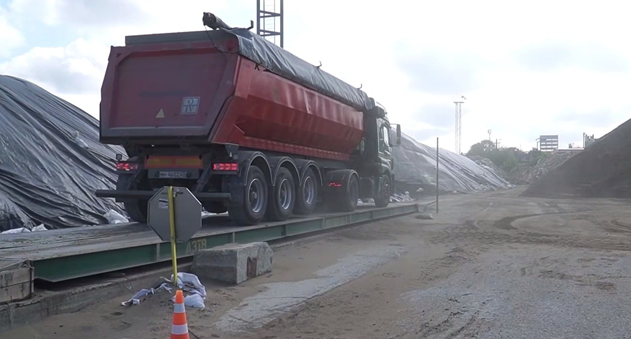 Грузовик на площадке хранения песка в хуторе Воскресенском. Кадр видео из телеграм-канала оперштаба Краснодарского края https://t.me/opershtab23/13495