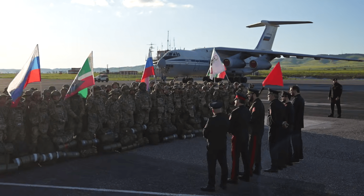 Бойцы в аэропорту Грозного. Стоп-кадр видео из Telegram-канала Рамзана Кадырова от 17.05.25, https://t.me/RKadyrov_95/5734.