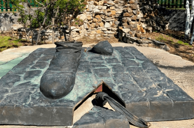 Постамент с отрезанным сапогом остался на месте бронзовой скульптуры в станице Еланской. Скриншот из ТГ-канала Владимира Мелихова от 10.05.25, https://t.me/melihov_elan_kazak/279?single