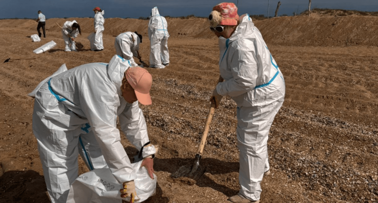 Уборка новых выбросов мазута. Скриншот фото  из Telegram-канала оперштаба от 17.05.25, https://t.me/opershtab23/13499.