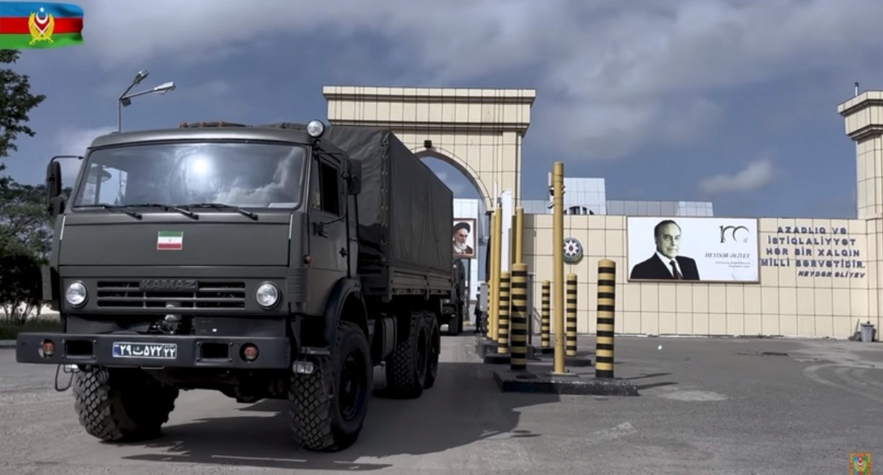 Техника направляется в район учений. Кадр видео Минобороны Азербайджана https://mod.gov.az/ru/news/v-azerbajdzhane-provodyatsya-sovmestnye-ucheniya-araz-2025-video-54766.html