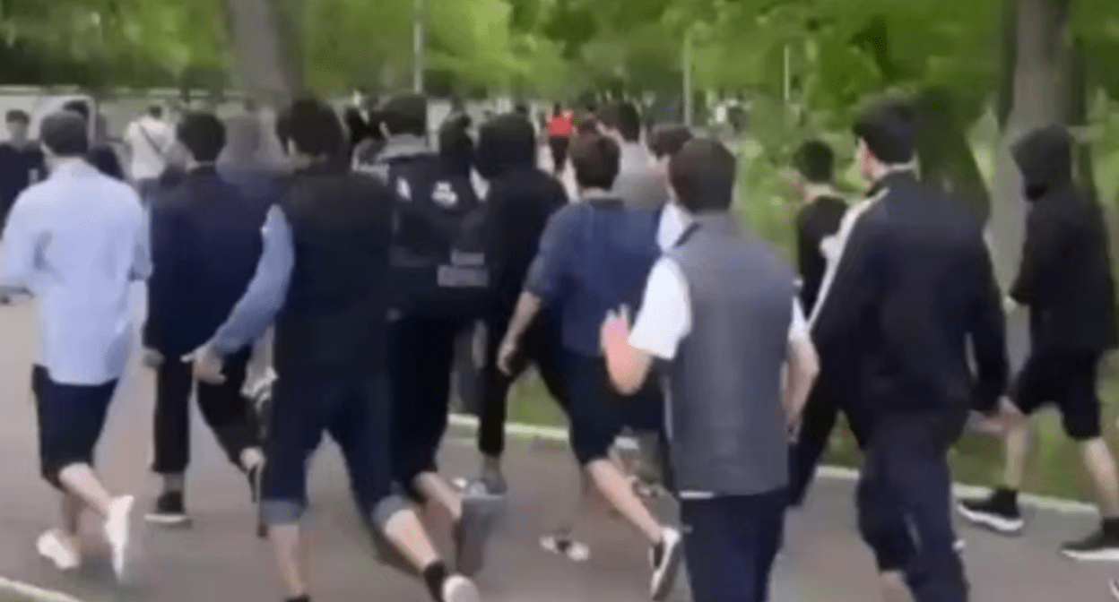 Подростки на улицах Махачкалы. Стоп-кадр видео МВД Дагестана от 18.05.25, https://t.me/mvd_dagestan/1657.