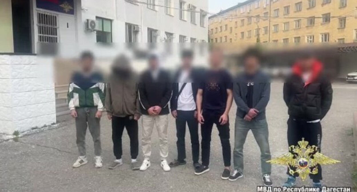 Участники уличной драки в Махачкале. Скриншот видео МВД по Республике Дагестан