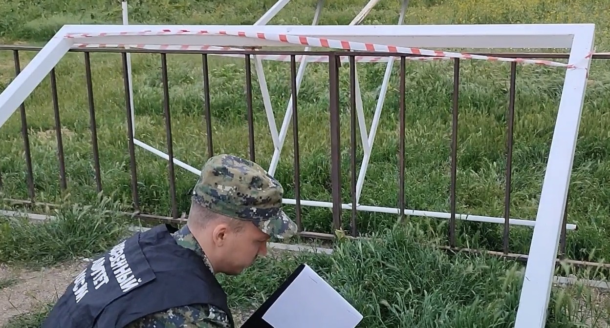 Следователь осматривает место гибели ребенка. Кадр оперативного видео / Следком