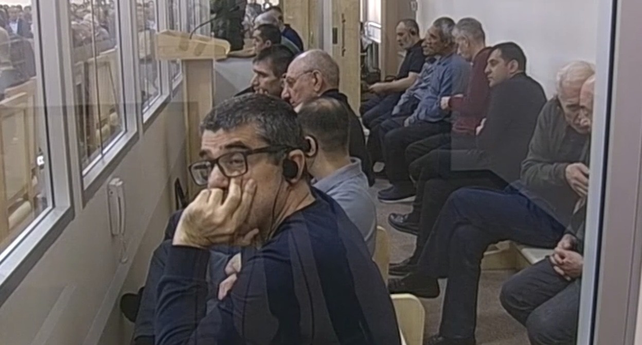 Обвиняемые в зале суда. Кадр видеосюжета "Азертадж".