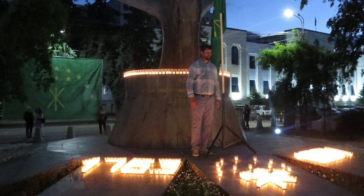 Свечи у мемориала, 20 мая 2025 года. Фото корреспондента "Кавказского узла"