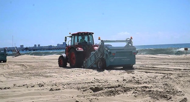 Очистка пляжа от мазута. Май 2025 г. Фото: https://t.me/opershtab23/13504