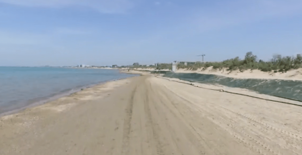 Пляж близ Анапы. Стоп-кадр видео оперштаба Краснодарского края от 25.05.25, https://t.me/opershtab23/13525.