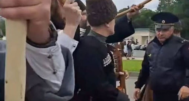 Сотрудники полиции общаются с участниками шествия в Нальчике. 21 мая 2025 г. Фото: https://www.facebook.com/groups/195437187330583/posts/2838639603010315/ принадлежит компании Meta деятельность которой запрещена в России