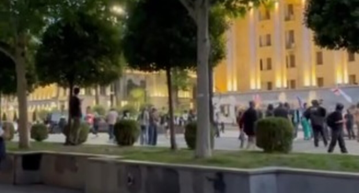 Активисты перекрыли проспект Руставели в Тбилиси. 29 мая 2025 года. Стоп-кадр видео телеграм-канала Tbilisi_life.