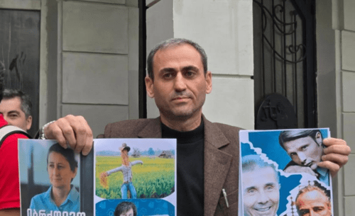 Афган Садыгов у здания суда в Батуми. Скриншот фото из Telegram-канала Tbilisi Life от 30.05.25, https://t.me/Tbilisi_life/39931.