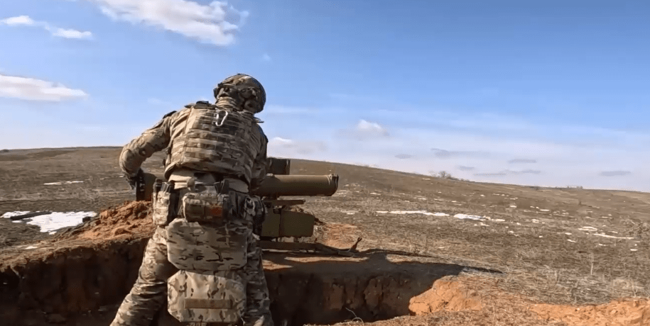 Российский военный. Кадр видео Минобороны России от 12.04.25, https://t.me/mod_russia/51226