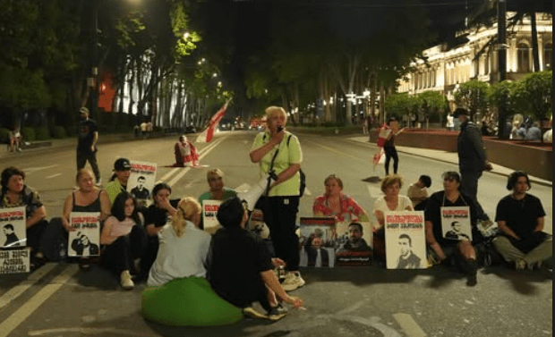 Члены семей арестованных участников протеста проводят сидячую акцию на проспекте Руставели. Скриншот фото Publika от 31.05.25, https://www.facebook.com/photo/?fbid=1460454095354136&set=a.715406393192247 (деятельность компании Meta, владеющей соцсетью, запрещена в России).