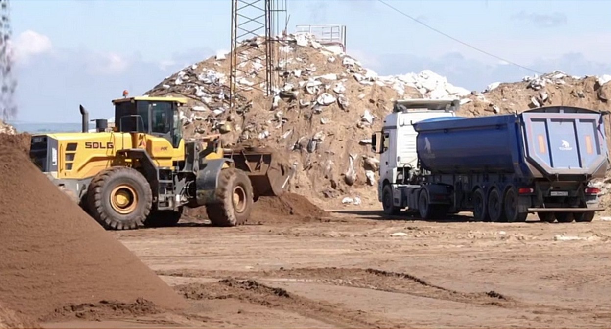 Площадка временного хранения песка с мазутом. Кадр видео оперштаба Кубани https://t.me/opershtab23/13554