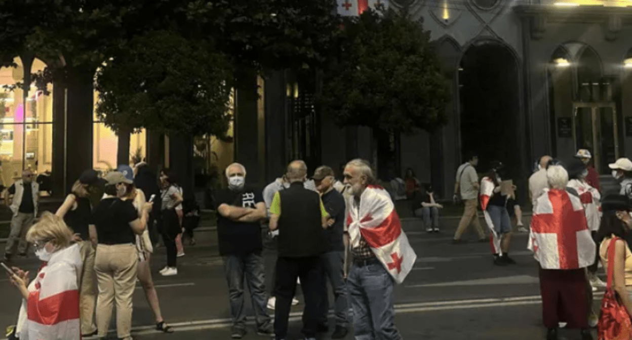 Протестующие у здания парламента Грузии. Скриншот фото "Интерпрессньюс" от 01.06.25, https://www.interpressnews.ge/ka/article/839845-rustavelis-gamzirze-saprotesto-akcia-mimdinareobs.