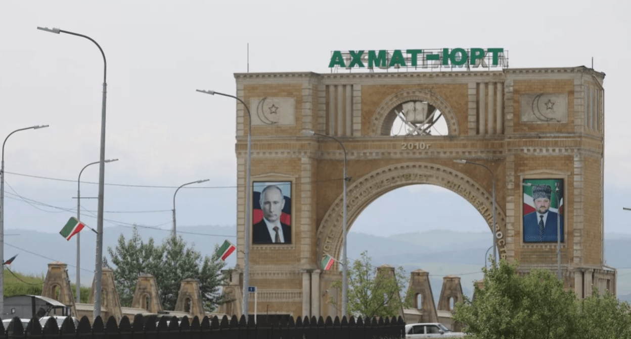 Село Ахмат-Юрт. Скриншот фото и сайте сельского поселения https://kurchaloevskij-r95.gosweb.gosuslugi.ru/o-munitsipalnom-obrazovanii/istoriya/.