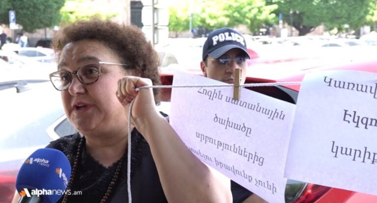 Участники акции протеста в защиту церкви. 2 июня 2025 года. Скриншот видео https://alphanews.am/ru/pashinyan-hochet-podchinity-sebe-armyansk/