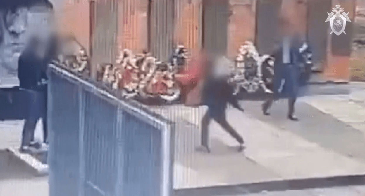 Молодые люди возле символа воинской славы в селе Грушевском. Декабрь 2023 г. Фото: СУ СКР по СК