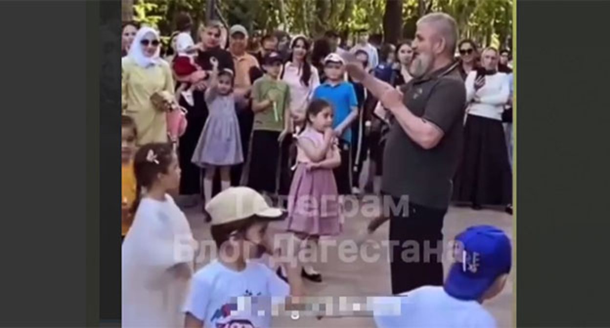 Неизвестный мужчина на детском празднике в Дагестане помешал детям танцевать. 4 июня 2025 г. Скриншот видео https://t.me/dagestanblog/7508