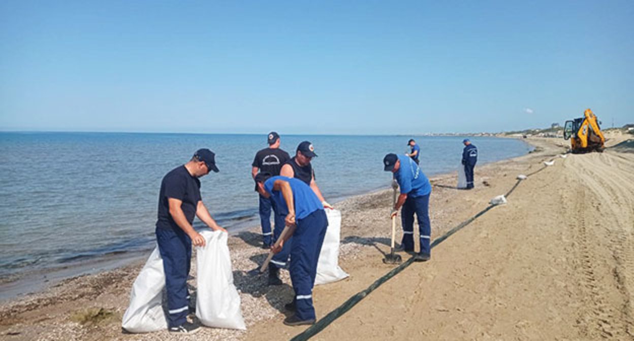 Уборка мазута с пляжа Анапы. 6 июня 2025 г. Фото: https://t.me/opershtab23/13599