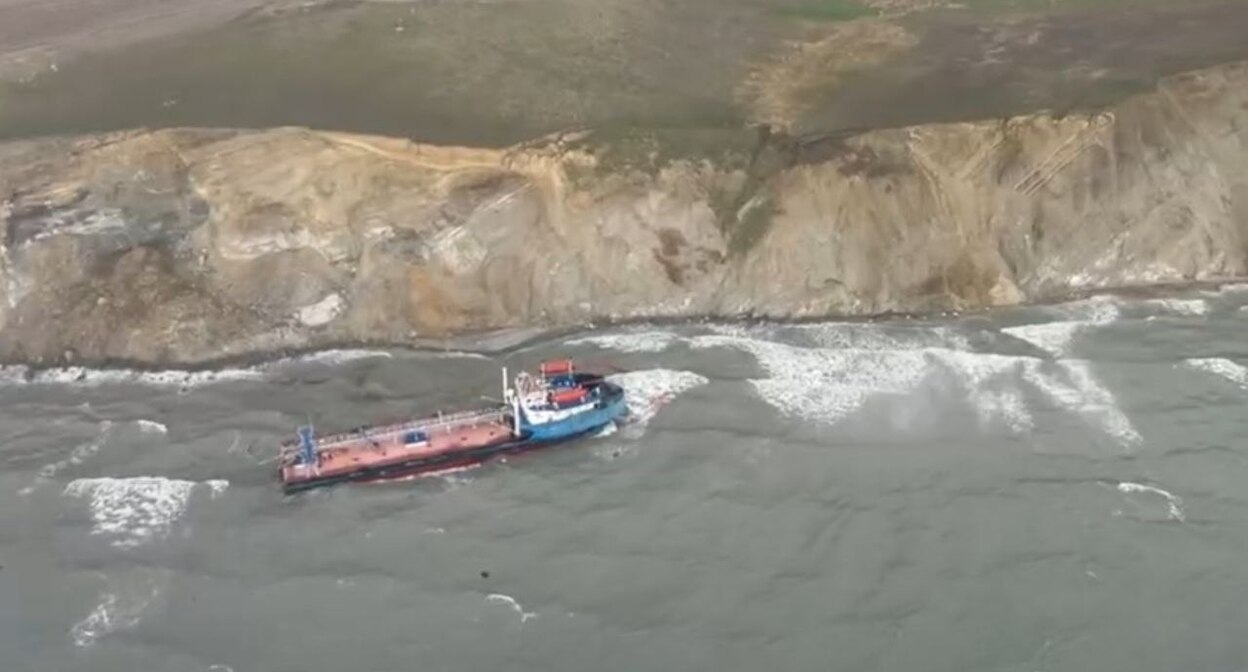 Затонувший танкер. Фото оперативного штаба Краснодарского края