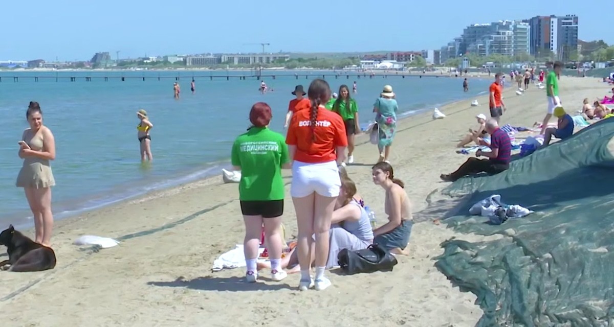 Студенты медколледжа информируют отдыхающих об ограничениях на посещение пляжей. Анапа, 7 июня 2025 года. Кадр видео оперштаба Кубани https://t.me/opershtab23/13604