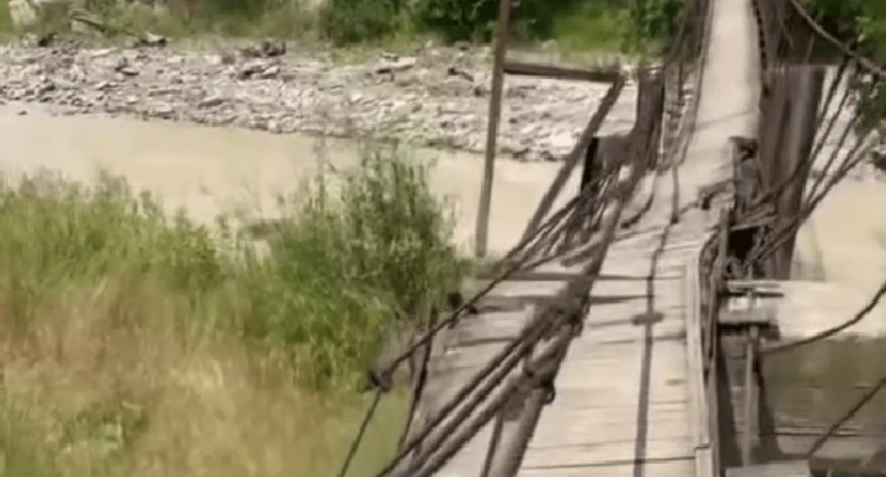 Мост между Нартаном и Адиюхом. Стоп-кадр видео "Патриот Нальчик" от 05.06.25, https://www.instagram.com/p/DKg_lNuIJL1/ (деятельность компании Meta, владеющей соцсетью, запрещена в России)