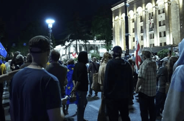 Участники протестной акции у парламента Грузии. Скриншот фото Publika от 08.06.25, https://www.facebook.com/photo/?fbid=1466824488050430&set=a.715406393192247 (деятельность компании Meta, владеющей соцсетью, запрещена в России)