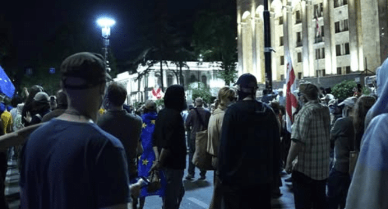 Участники протестной акции у парламента Грузии. Скриншот фото Publika от 08.06.25, https://www.facebook.com/photo/?fbid=1466824488050430&set=a.715406393192247 (деятельность компании Meta, владеющей соцсетью, запрещена в России)