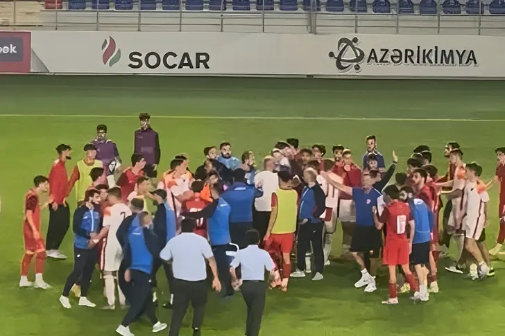 Драка на матче молодежных сборных Азербайджана и Черногории на стадионе в Сумгаите. Скриншот видео https://media.az/sports/posle-matcha-mezhdu-molodezhnymi-sbornymi-azerbajdzhana-i-chernogorii-proizoshla-massovaya-draka