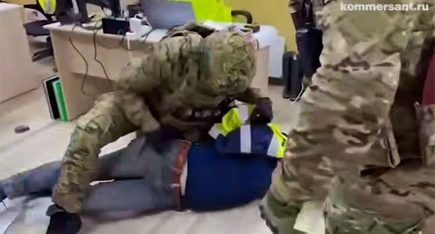 Задержание шпиона в аэропорту Сухума. 10 июня 2025 г. Скриншот видео https://t.me/kommersant/84801