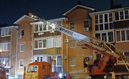 Дом в поселке Верхнетемерницком Аксайского района, жильцы которого за полгода не добились от властей ремонта после пожара. Фото из телеграм-канала МЧС Ростовской области.