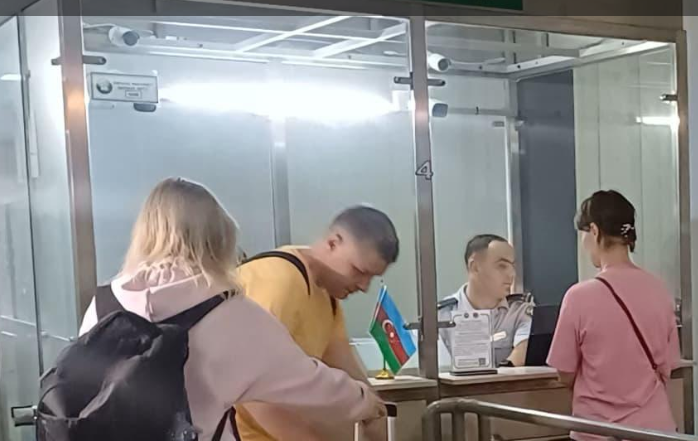 Российские нефтяники на границе с Азербайджаном. Скриншот фото Report от 15.06.25, https://report.az/ru/v-regione/v-azerbajdzhan-iz-irana-evakuirovana-ocherednaya-gruppa-grazhdan-rf/