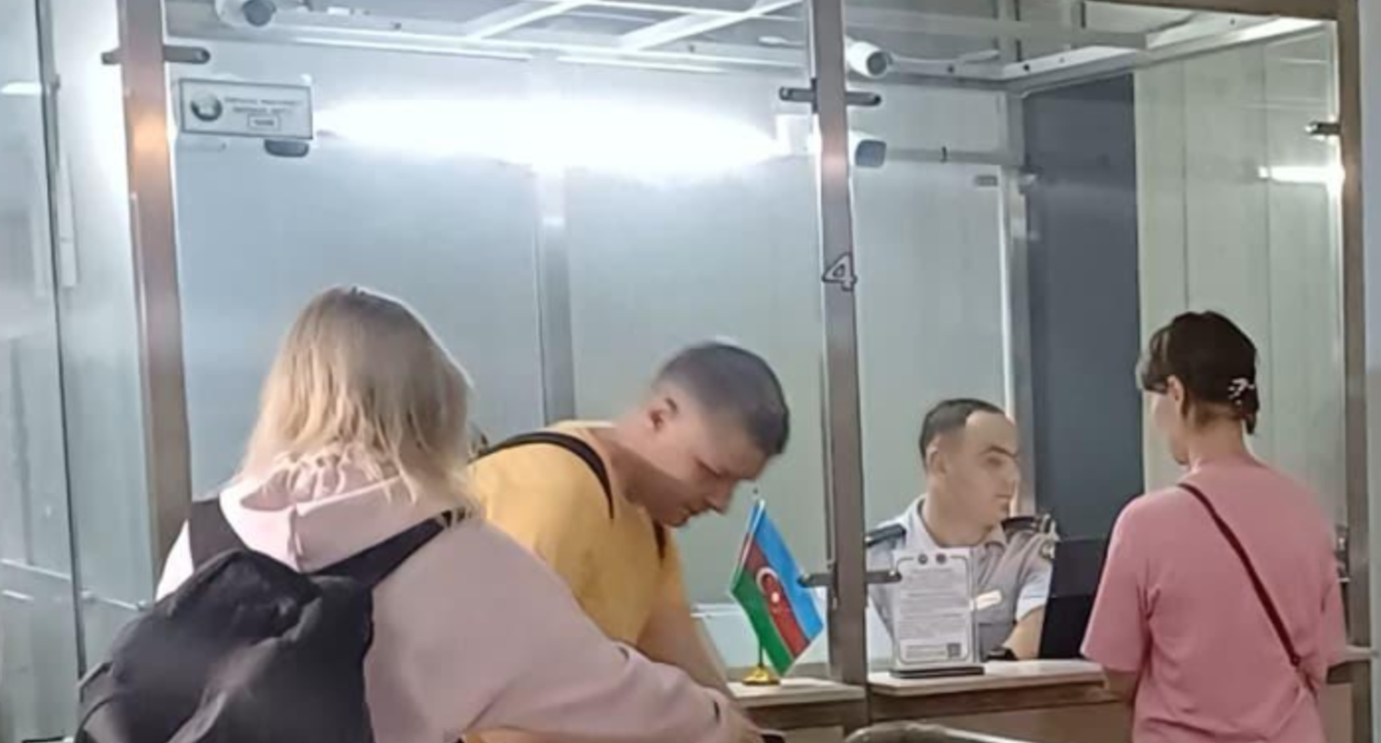 Российские нефтяники на границе с Азербайджаном. Скриншот фото Report от 15.06.25, https://report.az/ru/v-regione/v-azerbajdzhan-iz-irana-evakuirovana-ocherednaya-gruppa-grazhdan-rf/