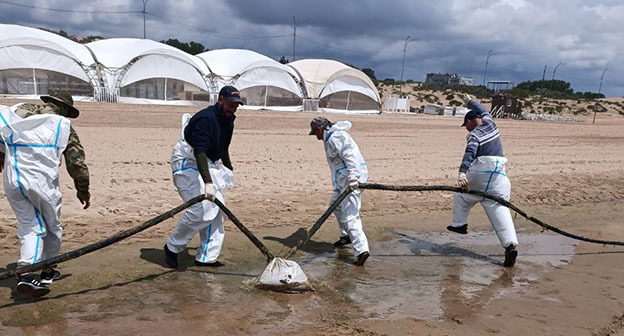 Очистка пляжа от мазута в Анапе. 16 июня 2025 г. Фото: https://t.me/opershtab23/13628