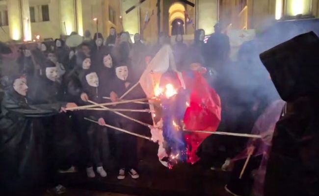 Сожжение флага России. Тбилиси, 15 июня 2025 г. Скриншот видео Tbilisi_life/Telegram