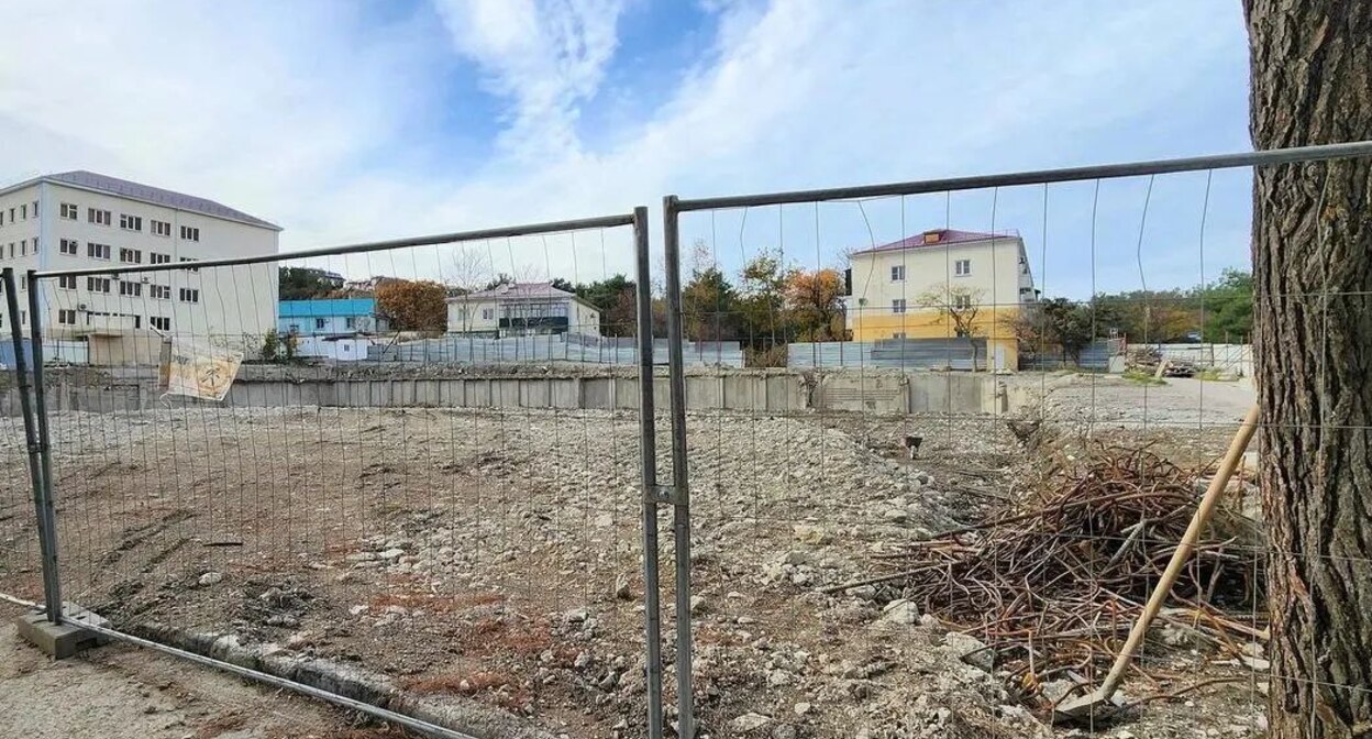 Место, где стоял снесенный 14-этажный дом. Скриншот публикации в телеграм-канале "Подслушано Геленджик" https://t.me/glngjk/2618 