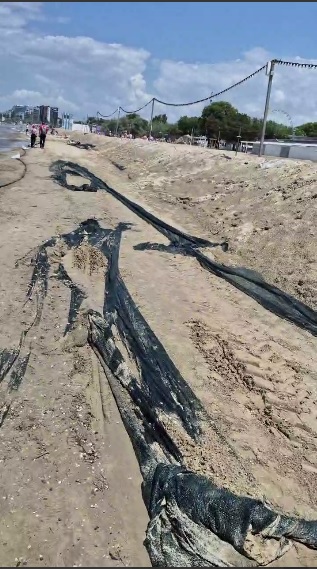 Сетки для сбора мазута, оставленные на Центральном пляже Анапы. Кадр из видео телеграм-канала "Анапа в объективе: блог Дениса" https://t.me/anapabloger/2995