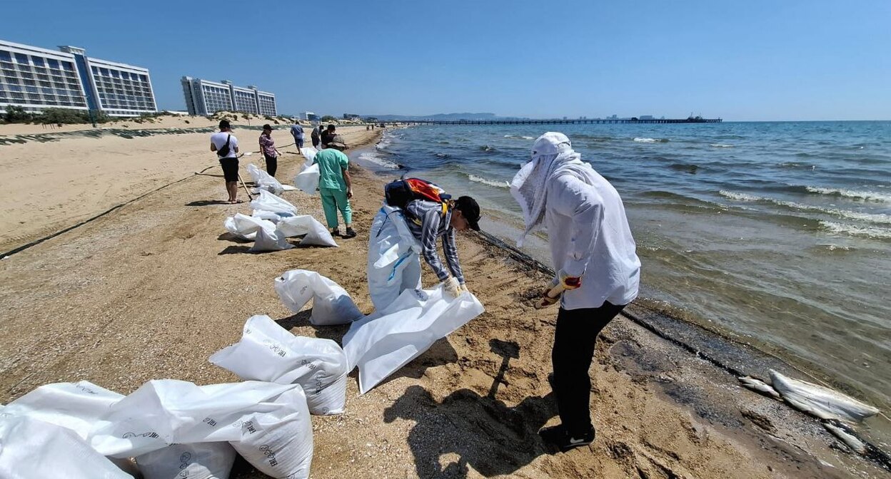 Уборка мазута с пляжа в Анапе. Фото: https://anapamedia.ru/