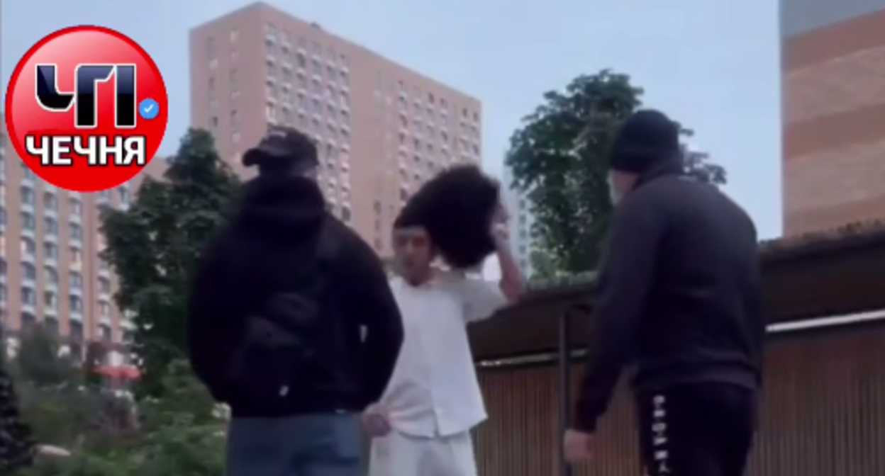 Представители "Русской общины" подошли к молодому человеку, когда он танцевал лезгинку. Стоп-кадр видео из Telegram-канала "ЧП Чечня" от 19.06.25, https://t.me/chp_checchnya/4708?single