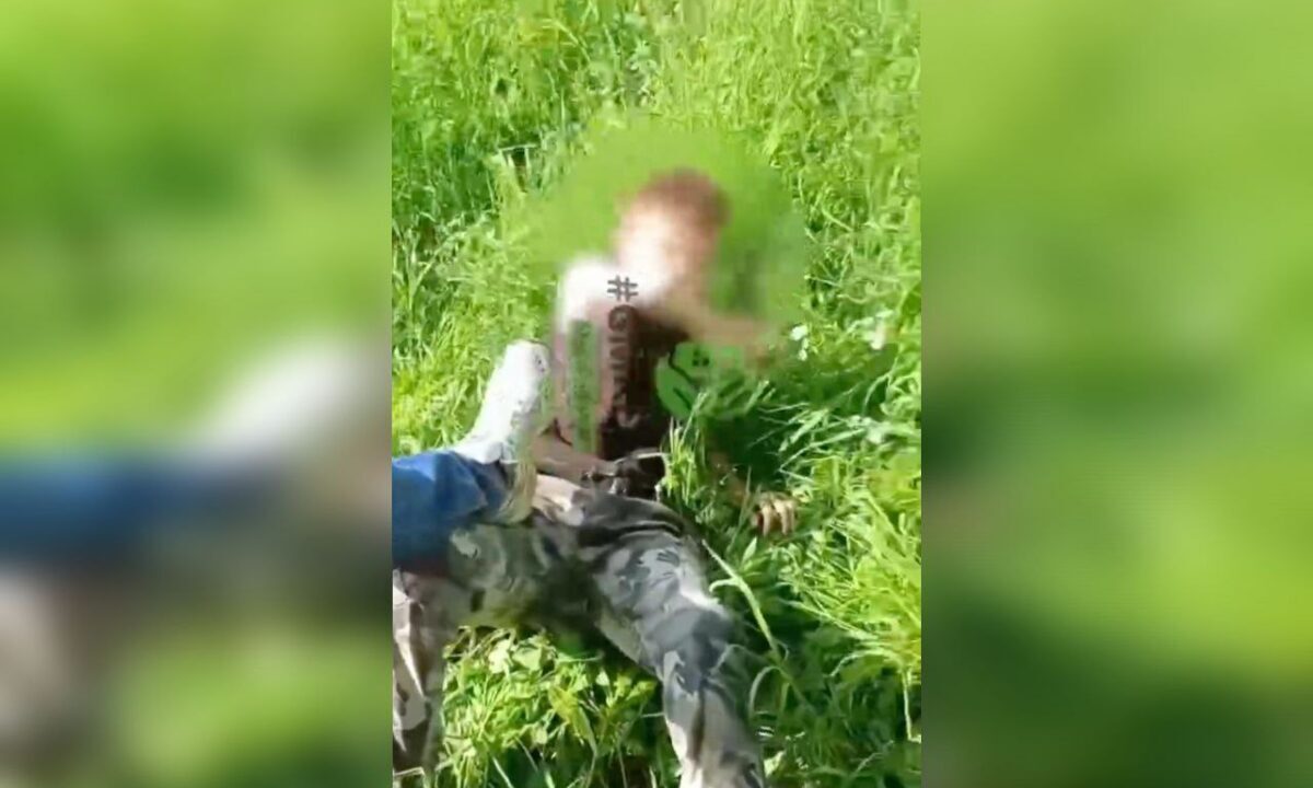 Кадр видео подростка, стоящего на коленях. 16 июня 2025 года. Скриншот видео t.me/gmrlive