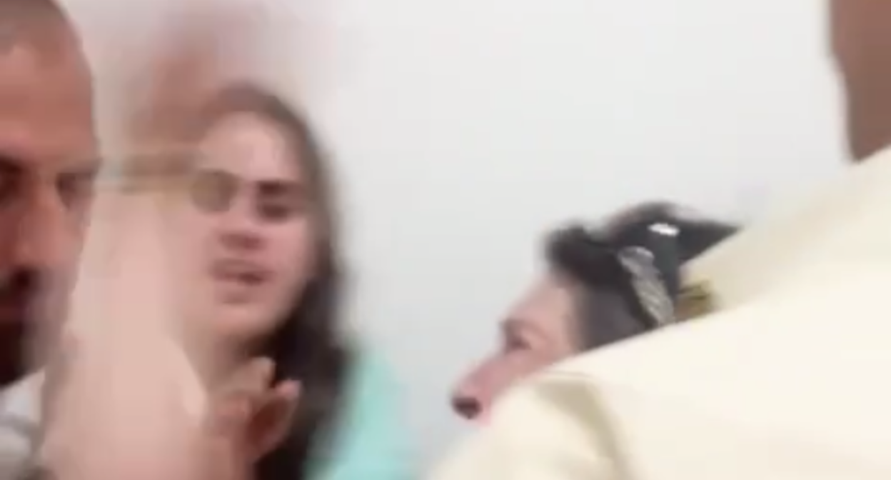 Нино Даташвили во время потасовки с судебными приставами. Кадр видео Tbilisi life