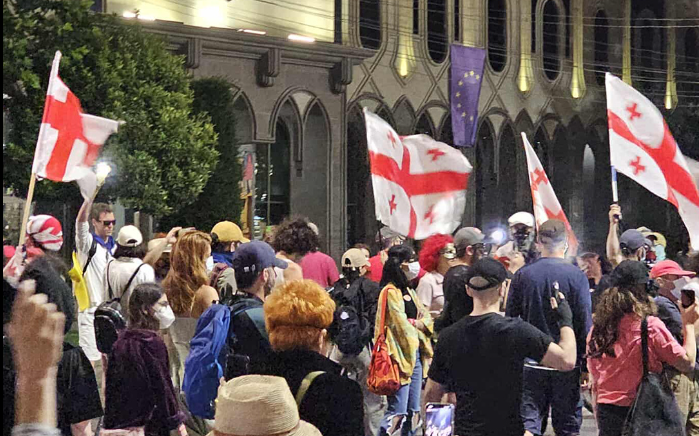 Участники акции у парламента Грузии на 206-й день протестов. Скриншот фото Publika от 21.06.25, https://www.facebook.com/photo/?fbid=1477560863643459&set=a.715406393192247 (деятельность компании Meta, владеющей соцсетью, запрещена в России)