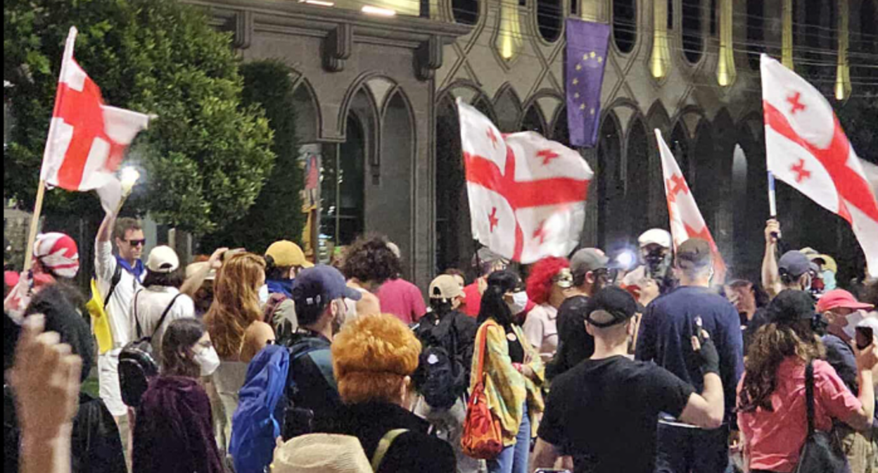 Участники акции у парламента Грузии на 206-й день протестов. Скриншот фото Publika от 21.06.25, https://www.facebook.com/photo/?fbid=1477560863643459&set=a.715406393192247 (деятельность компании Meta, владеющей соцсетью, запрещена в России)