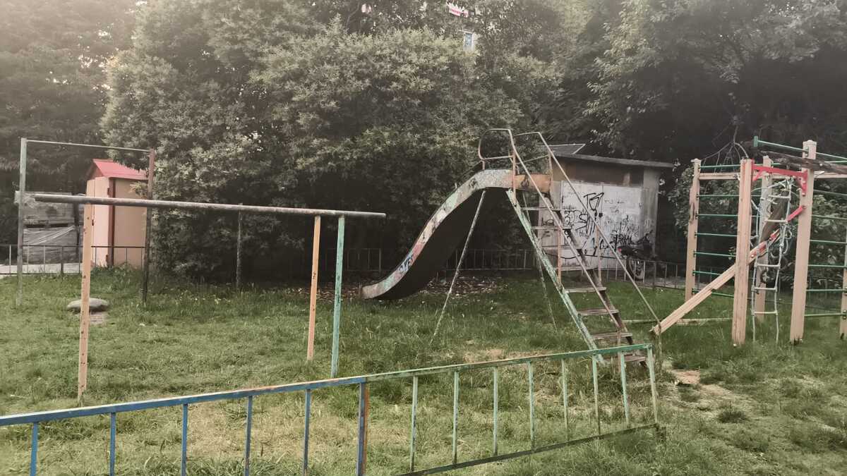 Состояние одной из детских площадок на улице Новосёлов в Сочи. Фото корреспондента "Кавказского узла"