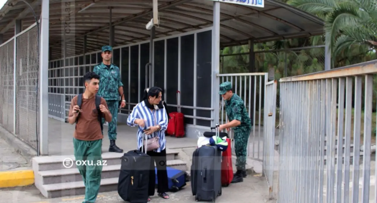 Эвакуация людей из Ирана через КПП "Астара". Фото: https://oxu.az/ru/politika/prodolzhaetsya-evakuaciya-inostrannyh-grazhdan-cherez-kpp-astara